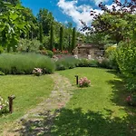 Borgo Paradiso 4&2, Emma