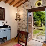 Borgo Paradiso 4&2, Emma