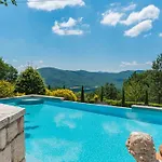 Borgo Paradiso 4&2, Emma