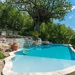 Borgo Paradiso 4&2, Emma Villa *