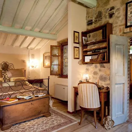 Borgo Paradiso 4&2, Emma