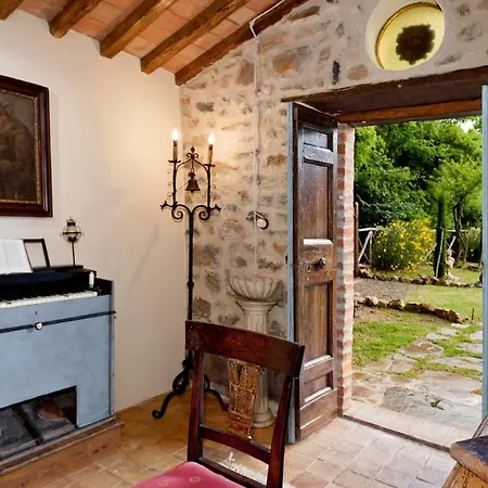 Borgo Paradiso 4&2, Emma